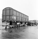 168109 Afbeelding van het transport van een goederenwagen type Hbis van de N.S. per vrachtauto ( rolwagenvervoer of ...